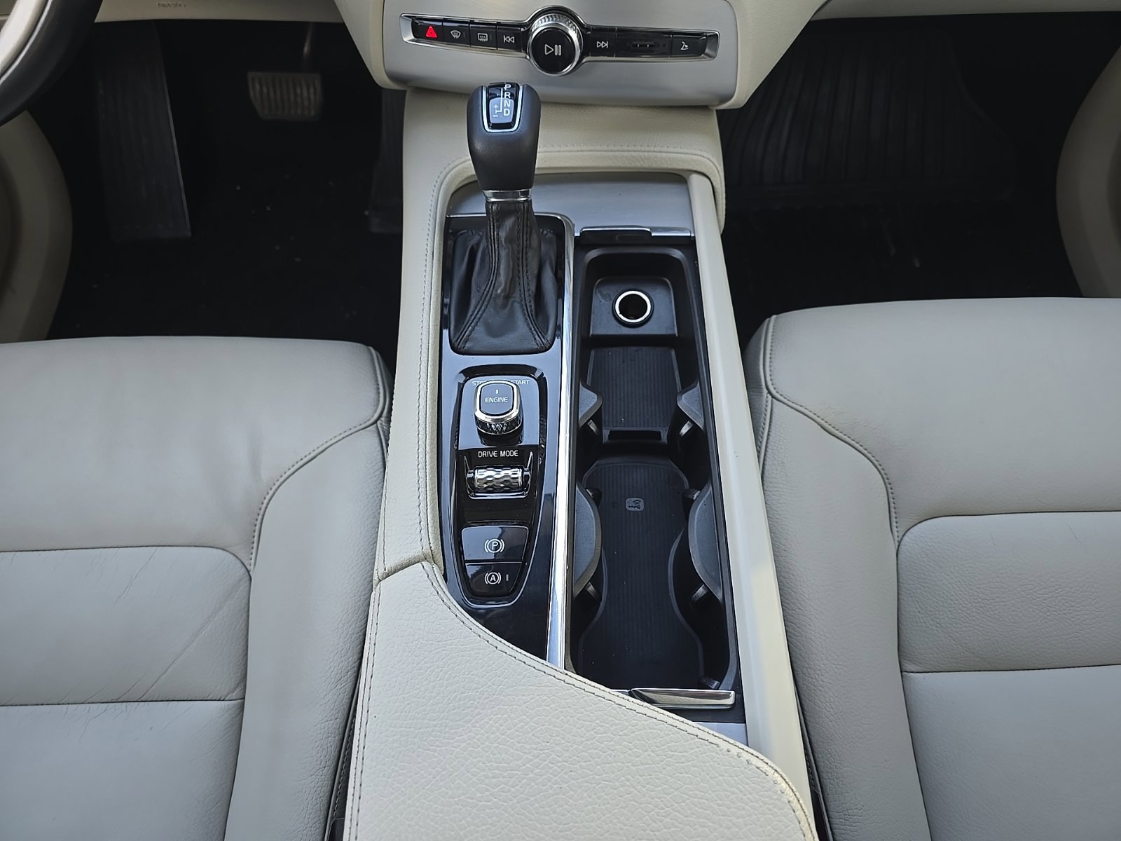 Used 2017 Volvo XC90 T6 Momentum w/ Vision Package image 20