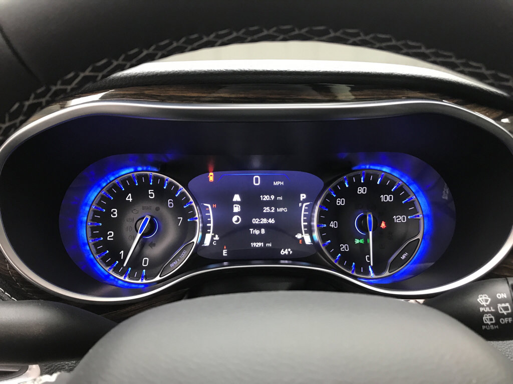 Used 2024 Chrysler Pacifica Limited w/ Uconnect Theater Family Group image 10