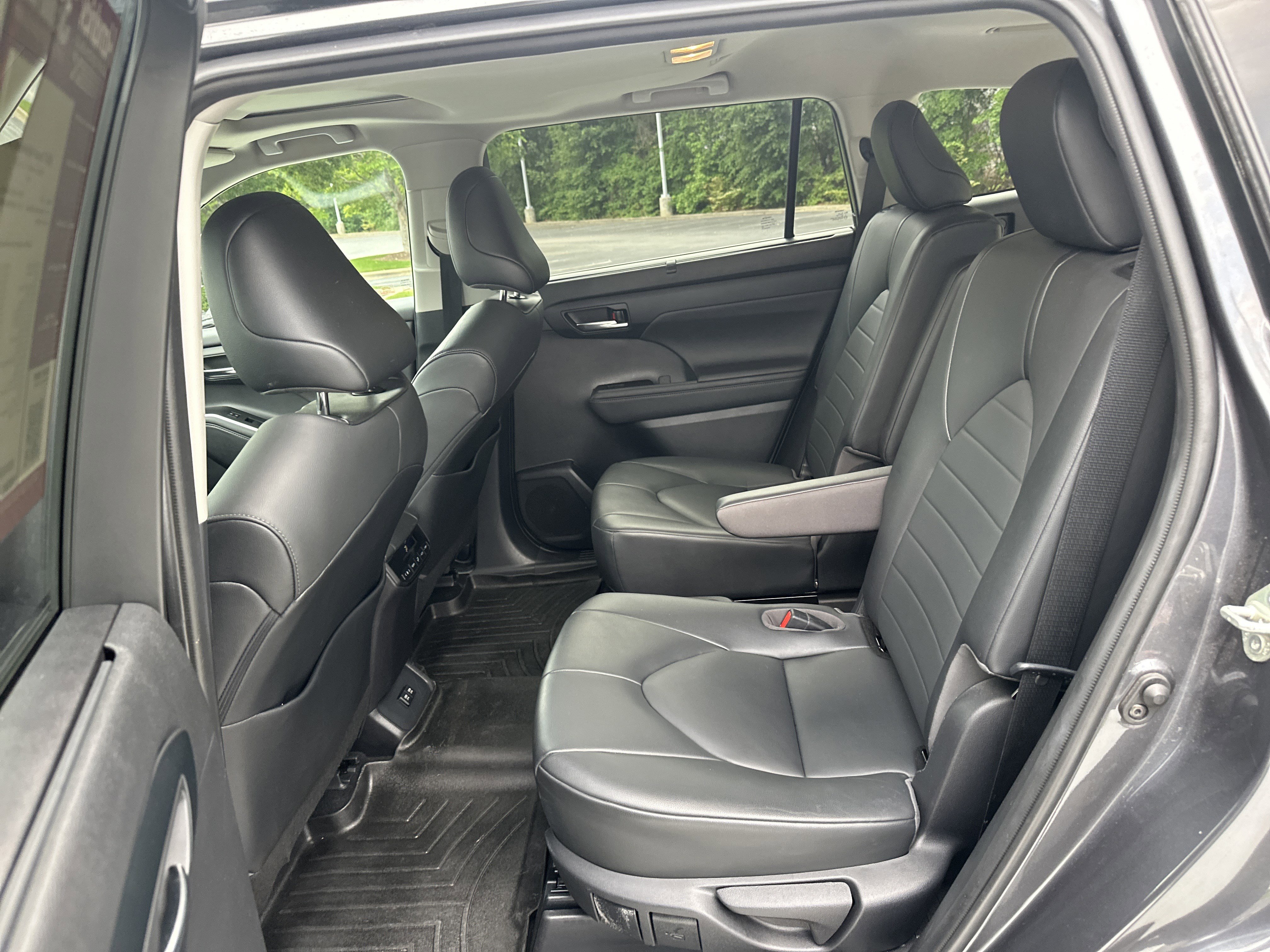 Used 2020 Toyota Highlander XLE AWD/4WD image 31