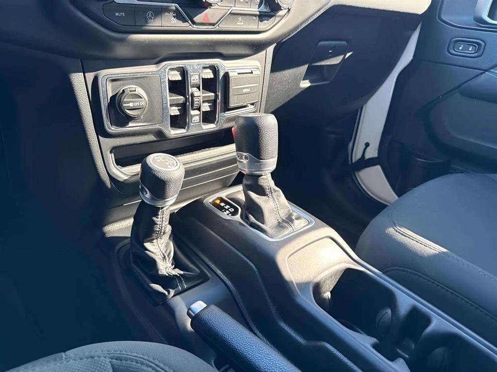 Used 2022 Jeep Wrangler Unlimited Sahara w/ Cold Weather Group image 19