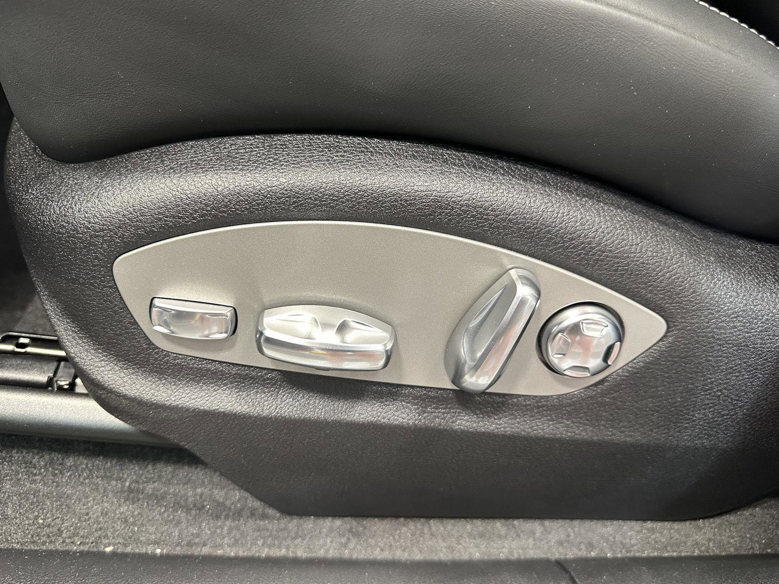 New 2025 Porsche Macan Turbo image 20