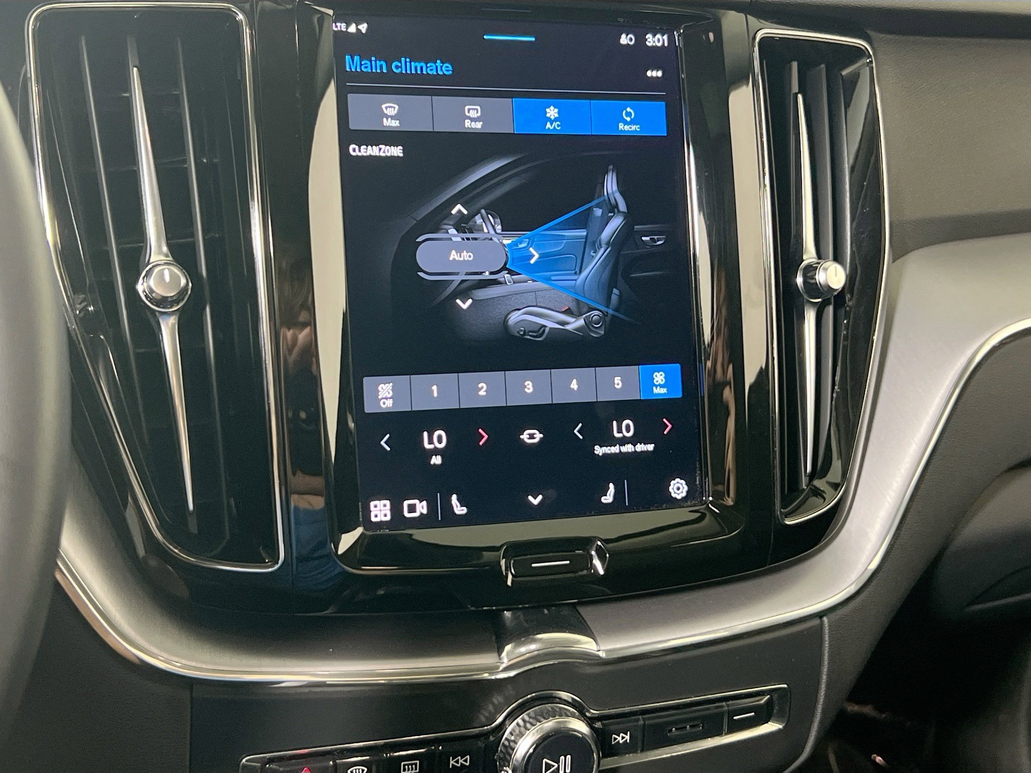 Used 2022 Volvo XC60 B5 Momentum image 16