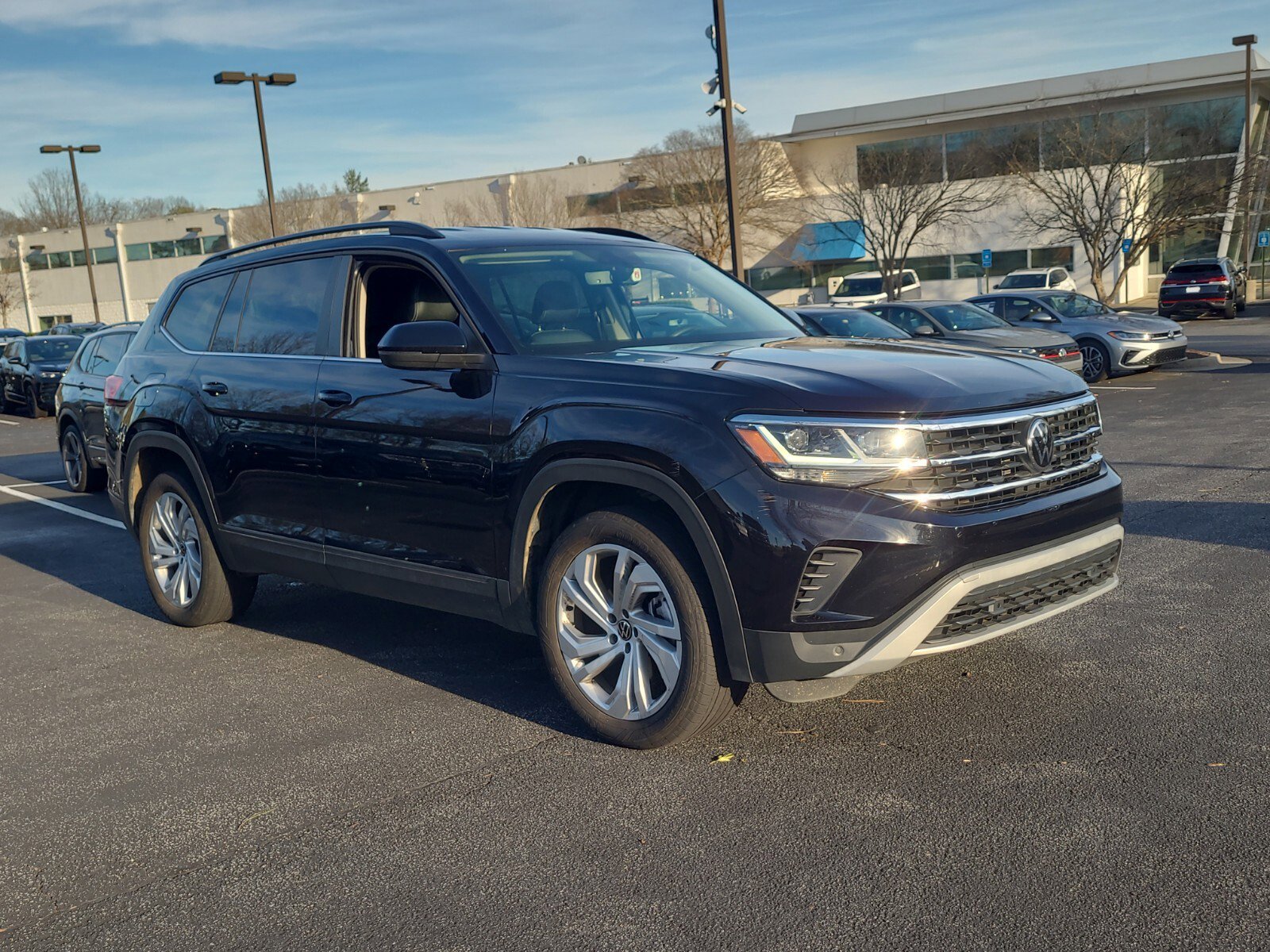 Certified 2023 Volkswagen Atlas SE image 3