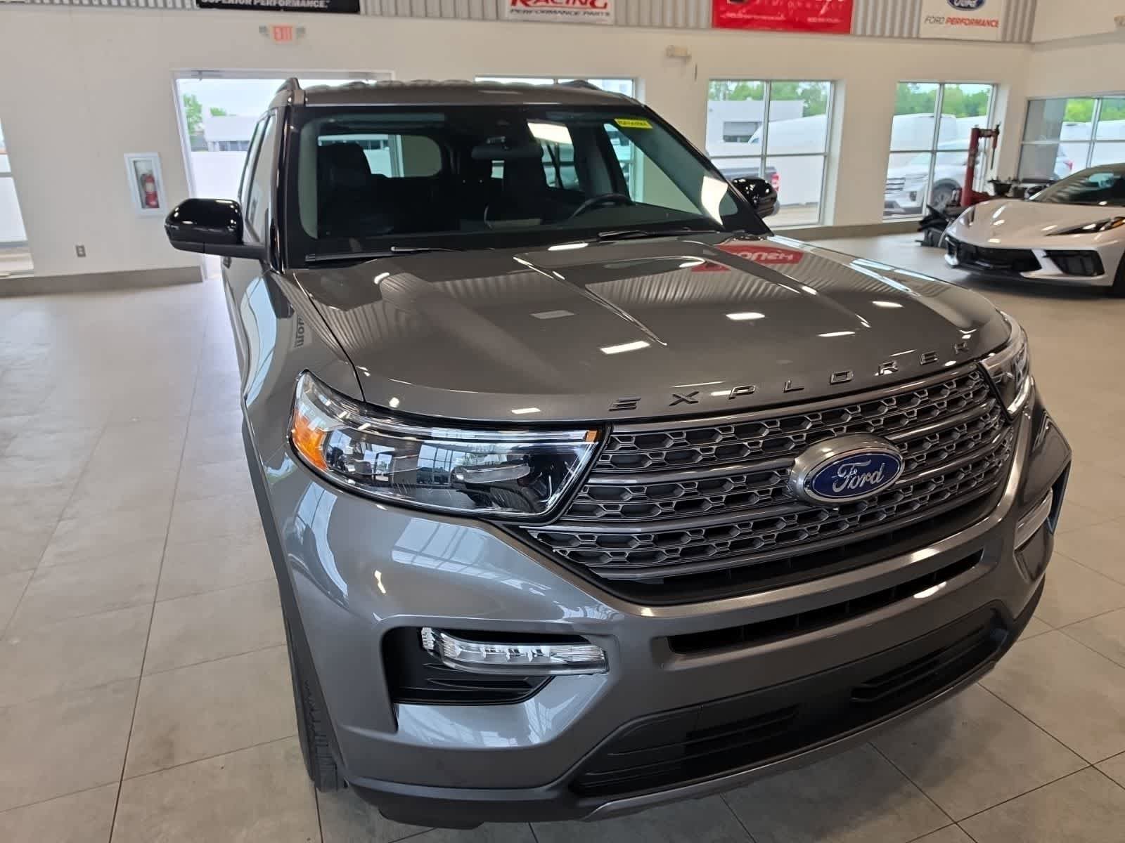 Used 2023 Ford Explorer XLT w/ Equipment Group 202A AWD/4WD image 4
