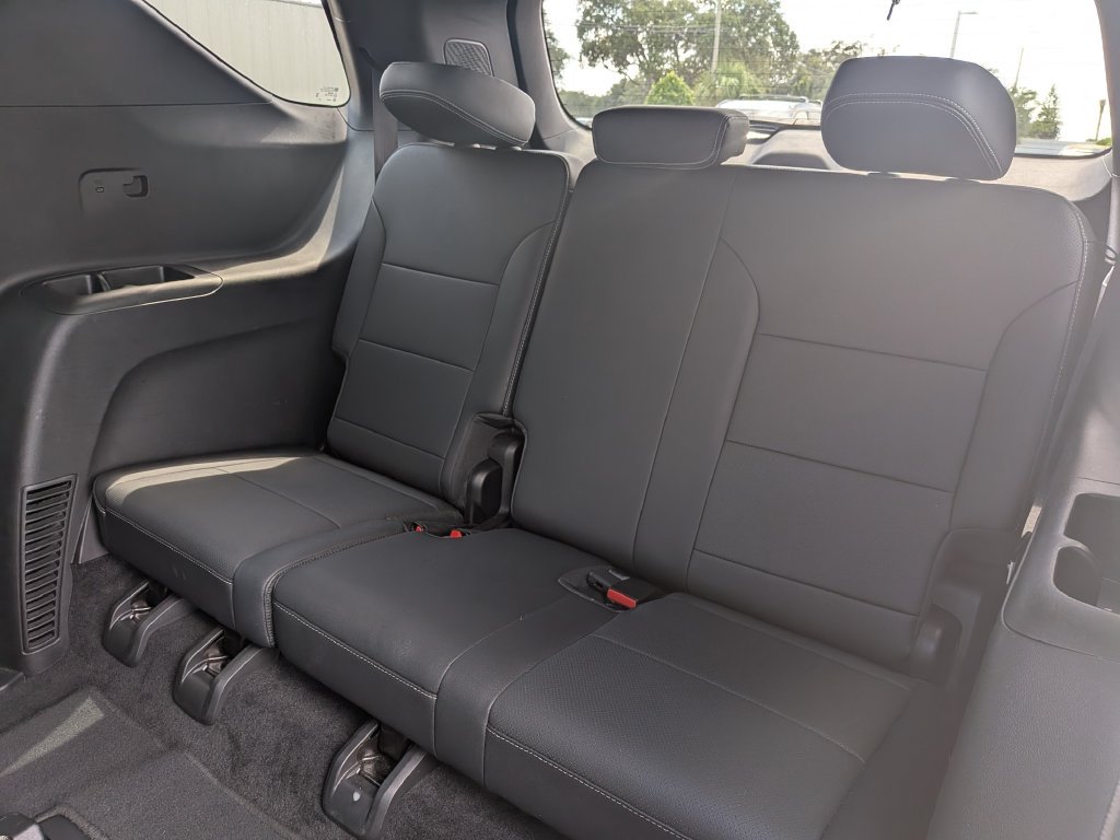 Used 2025 Chevrolet Traverse LT FWD image 15
