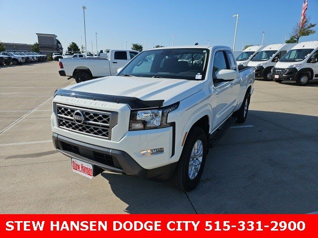 Used 2022 Nissan Frontier SV image 2