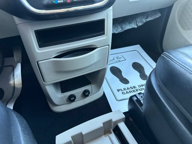 Used 2015 Chrysler Town & Country Touring FWD image 39