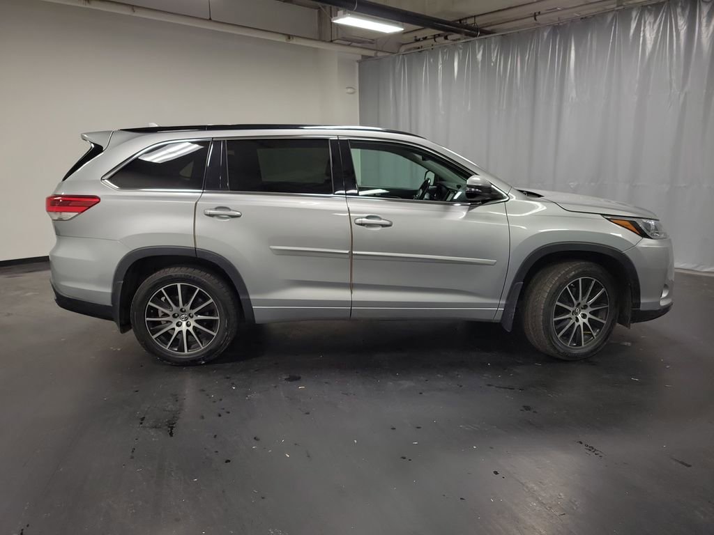 Used 2018 Toyota Highlander SE image 9