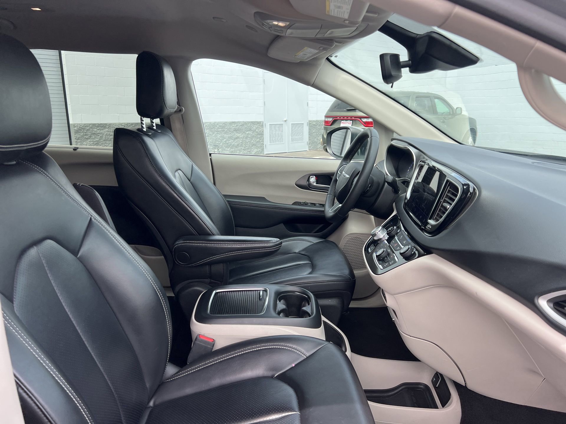 Used 2023 Chrysler Pacifica Touring-L FWD image 24