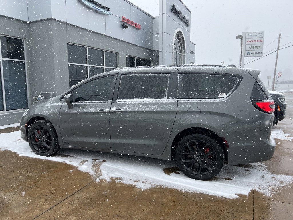 Used 2022 Chrysler Pacifica Touring-L w/ Uconnect Theater Family Group image 3