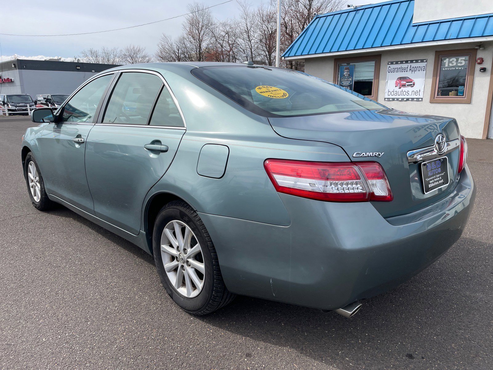 Used 2011 Toyota Camry XLE w/ SE/XLE Extra-Value Pkg image 2