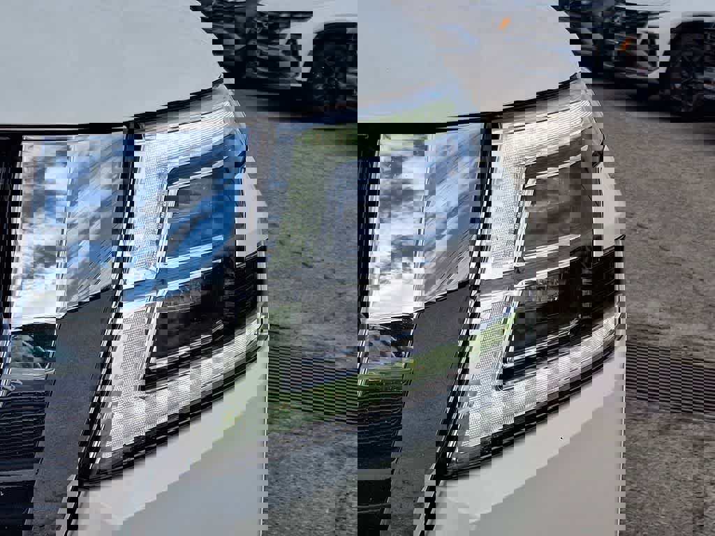 Used 2024 Nissan Armada SV image 9