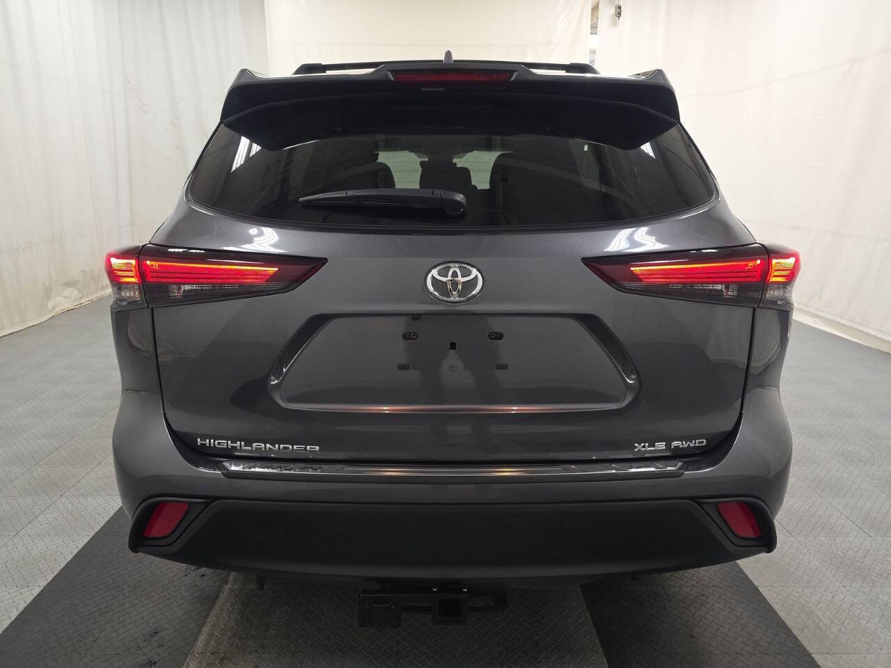 Used 2024 Toyota Highlander XLE image 6