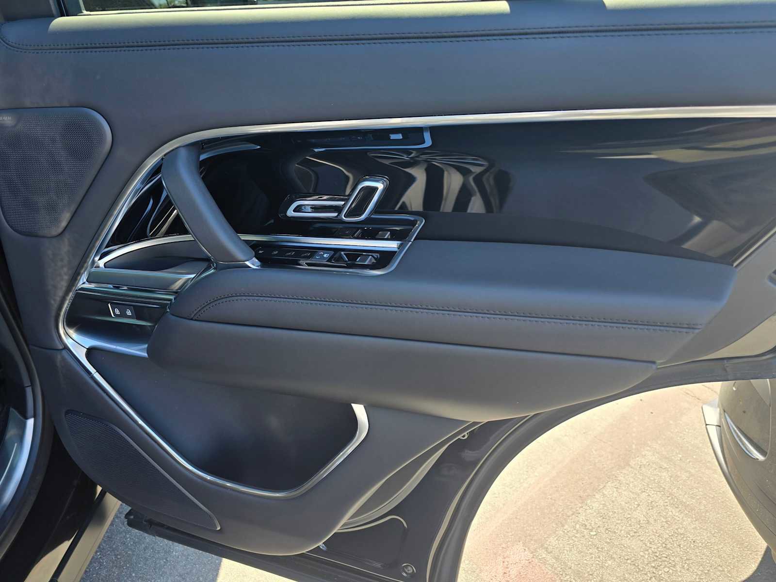New 2025 Land Rover Range Rover SE image 13