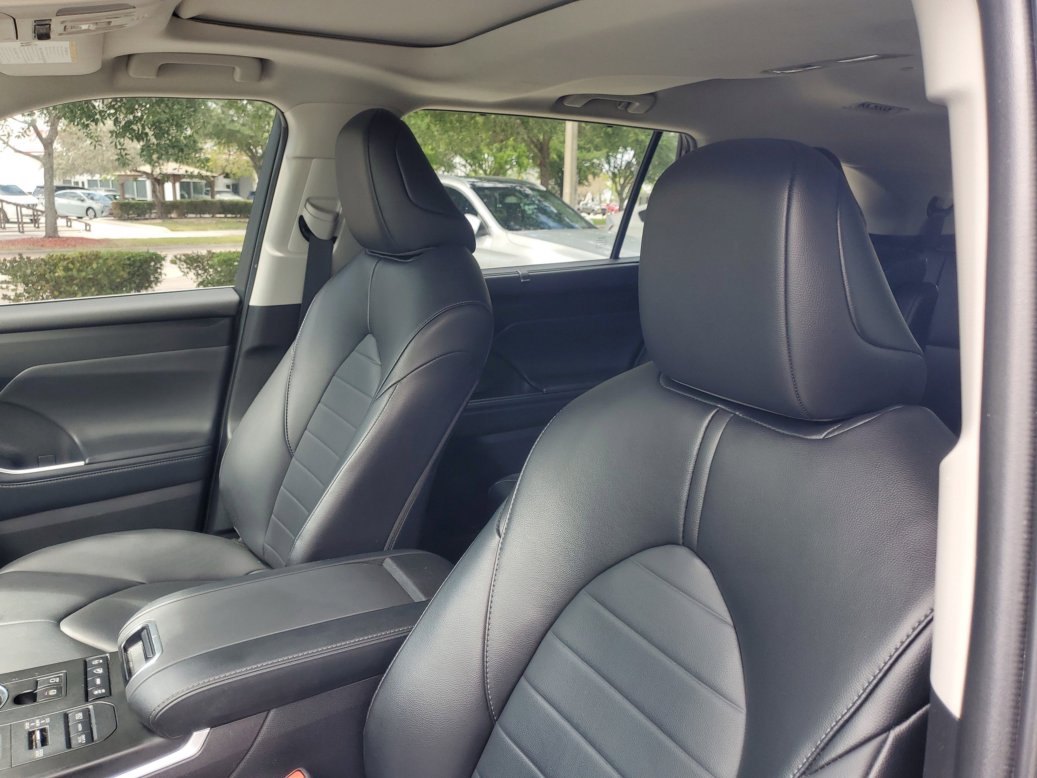 Used 2022 Toyota Highlander XLE AWD/4WD image 19