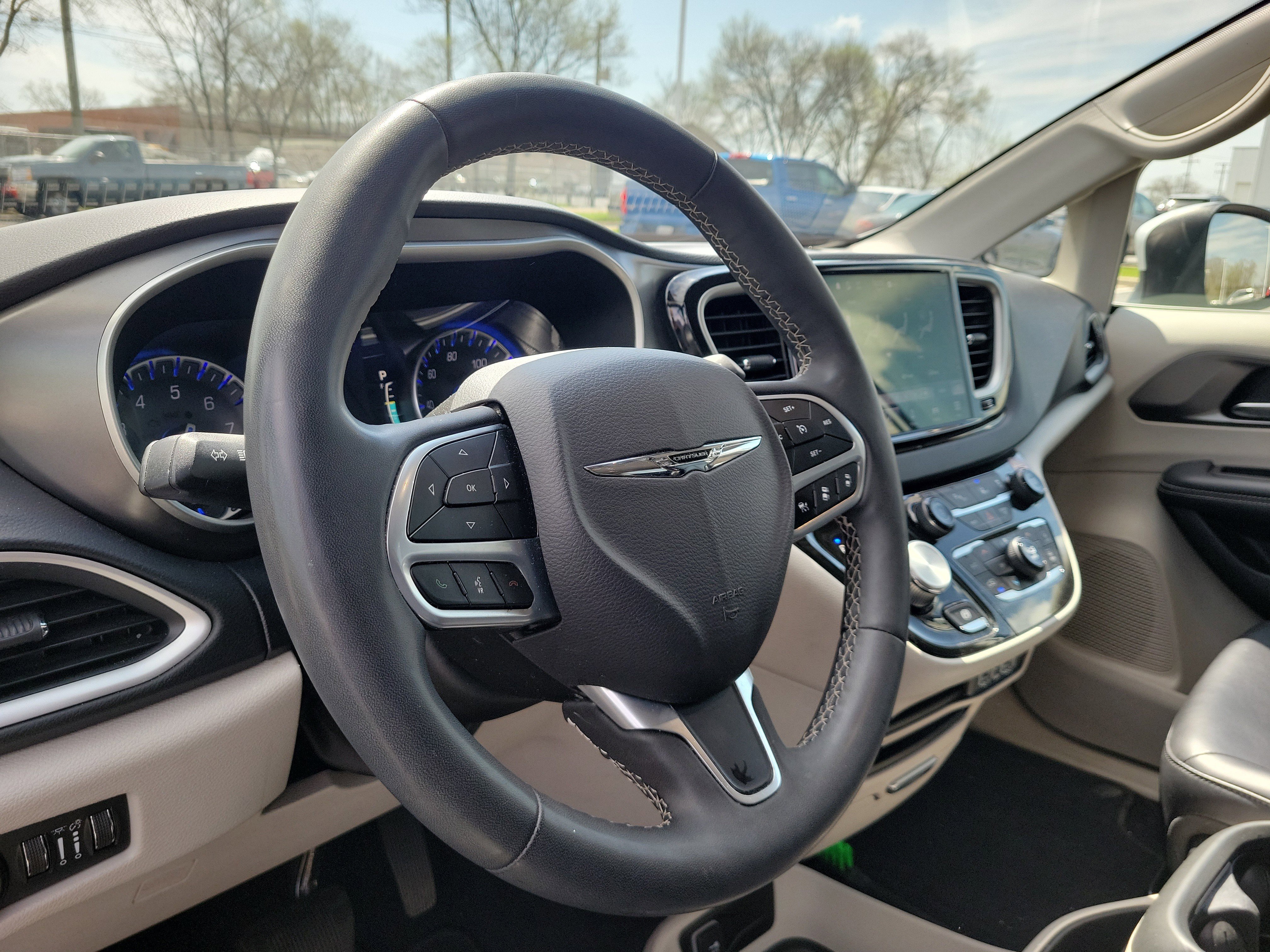 Used 2023 Chrysler Pacifica Touring-L image 16