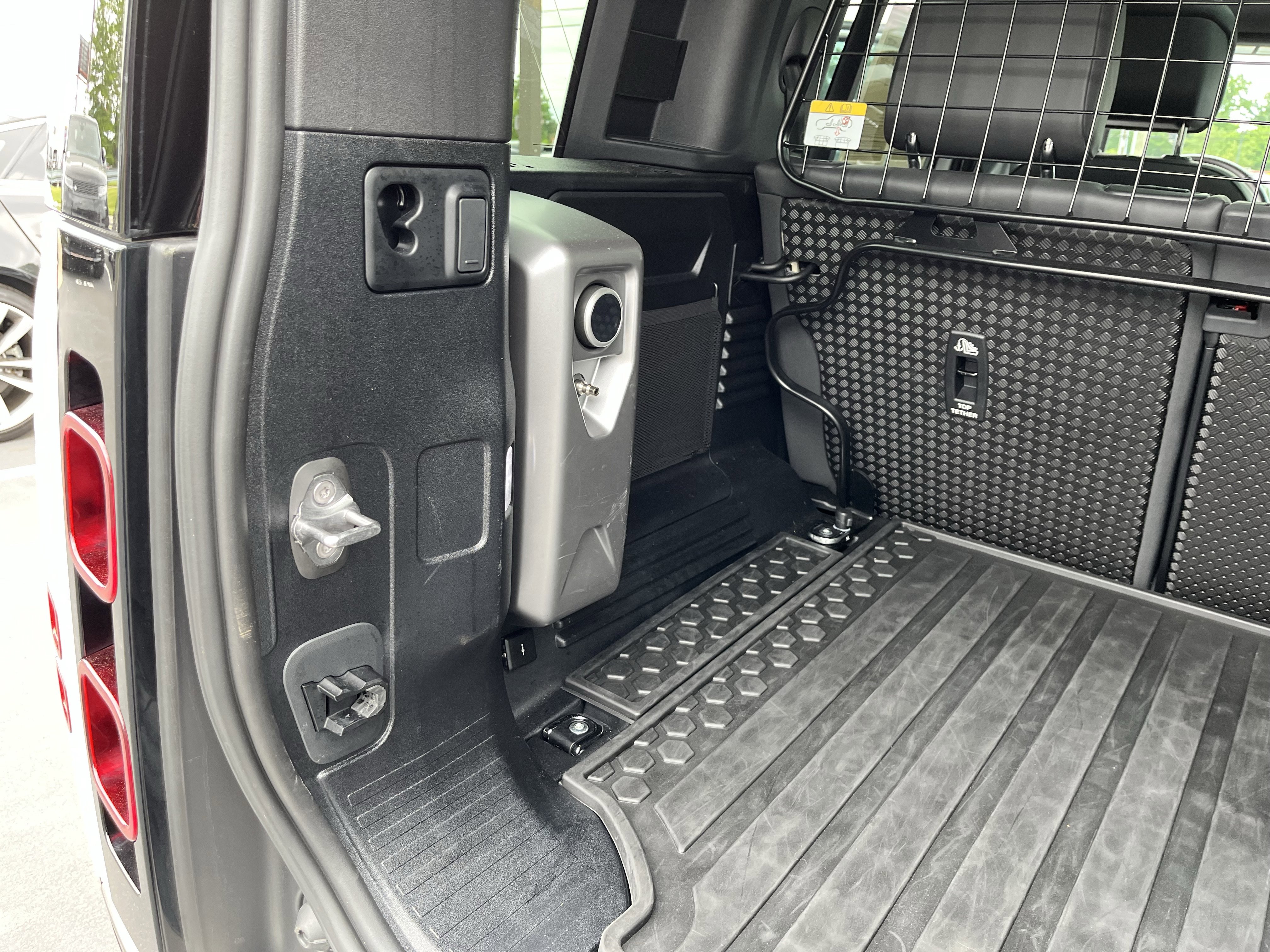 Certified 2024 Land Rover Defender 110 X-Dynamic SE AWD/4WD image 38