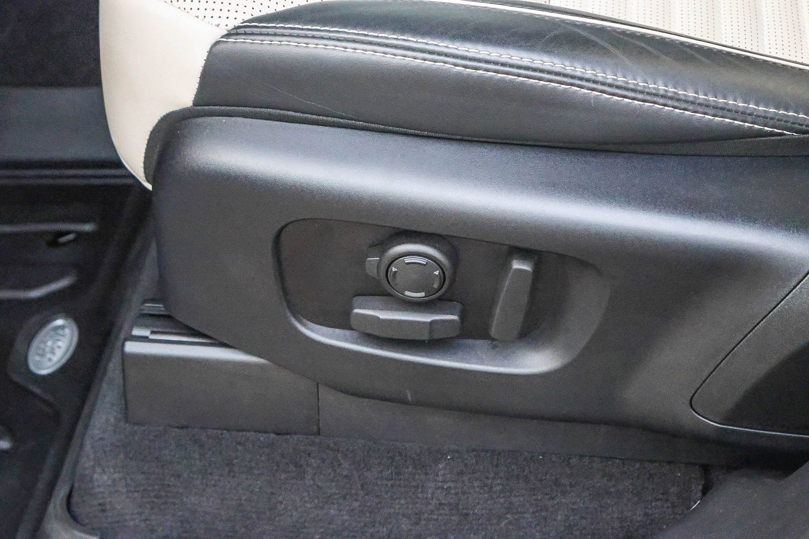 Used 2024 Land Rover Discovery Dynamic SE image 29