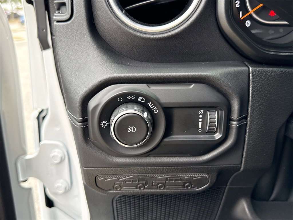 Certified 2025 Jeep Wrangler Sahara w/ Safety Group image 19