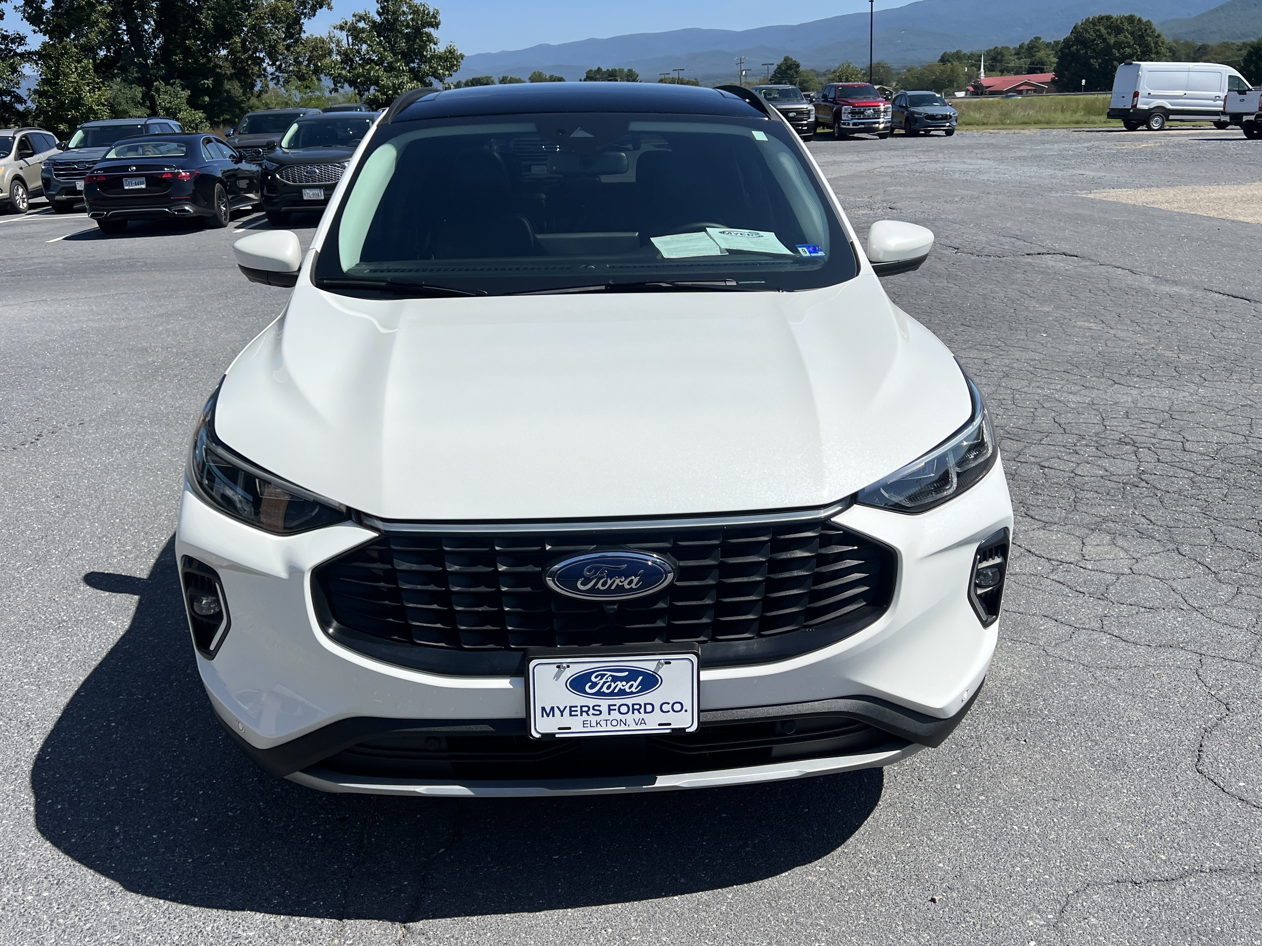 Used 2023 Ford Escape Platinum AWD/4WD image 3
