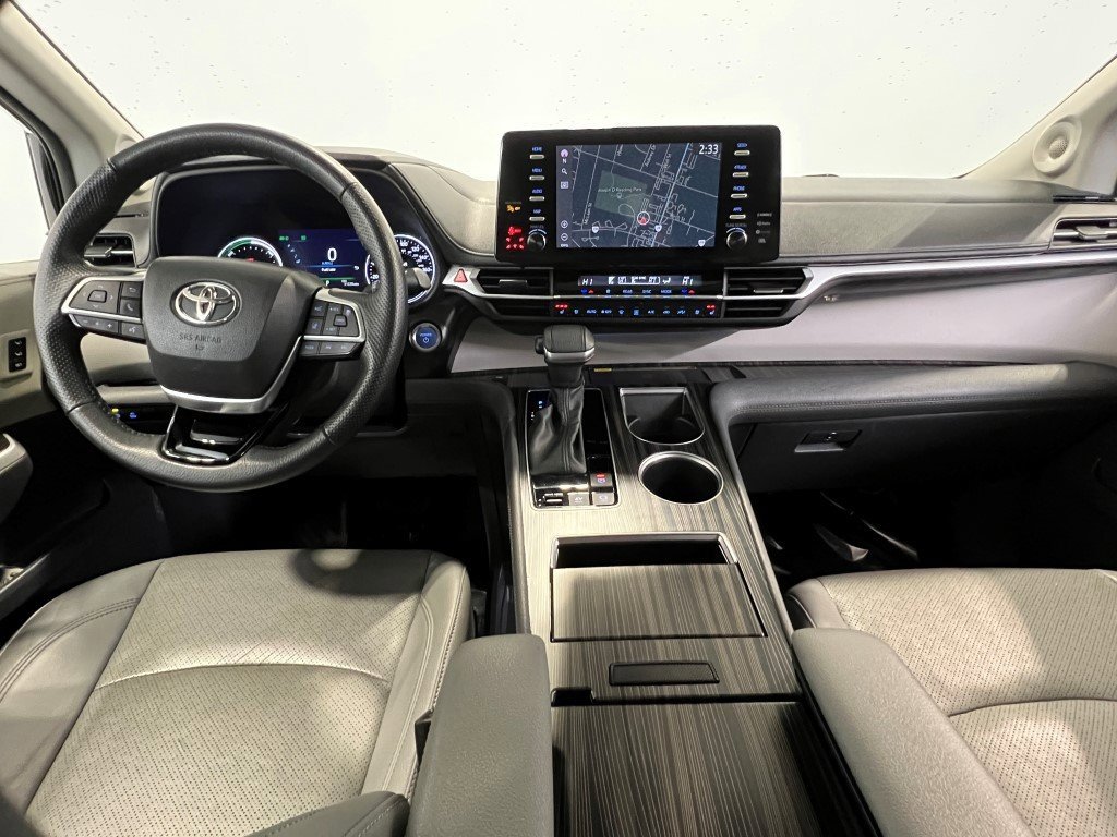 Used 2023 Toyota Sienna Limited image 21