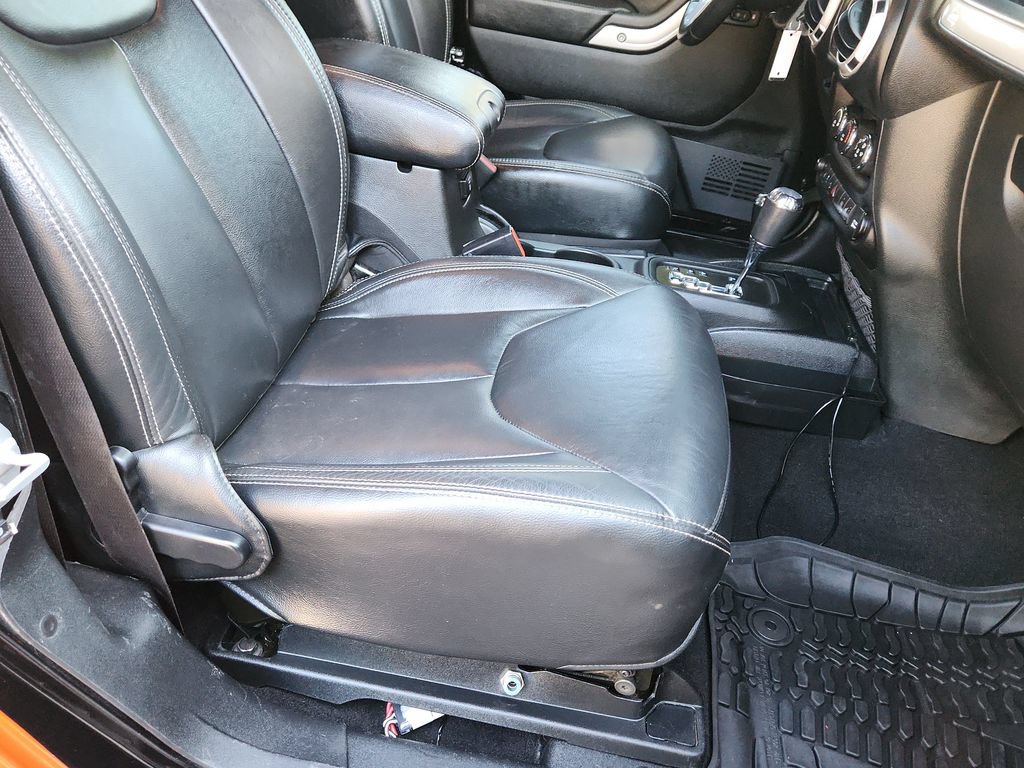 Used 2017 Jeep Wrangler Rubicon AWD/4WD image 12