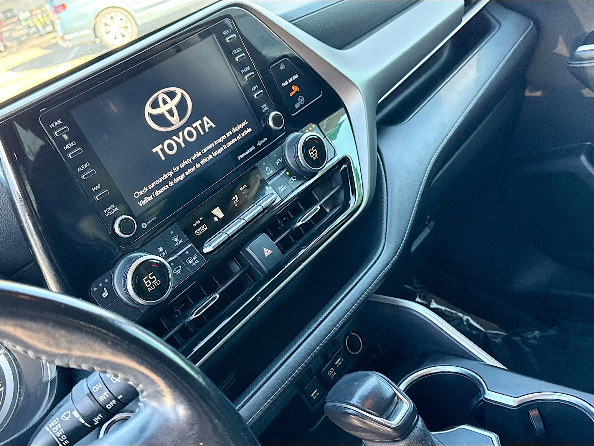 Used 2020 Toyota Highlander XLE image 29