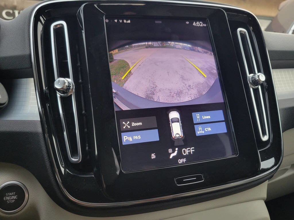 Used 2020 Volvo XC40 T4 Momentum image 28