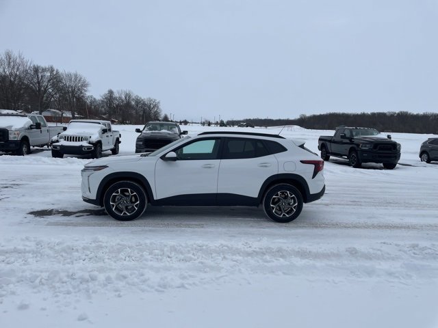 Used 2025 Chevrolet Trax LT w/ LT Convenience Package image 10