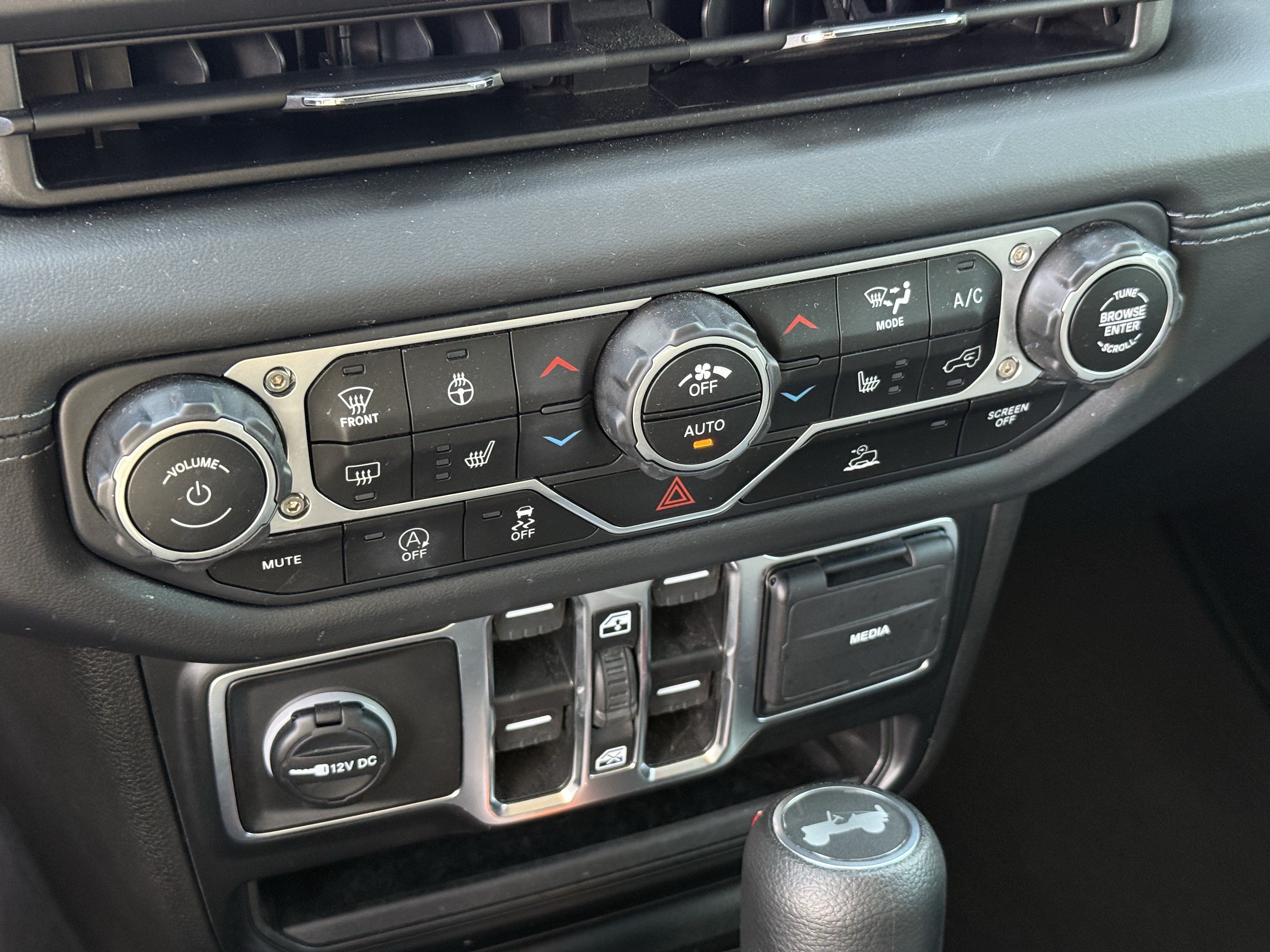 Used 2025 Jeep Wrangler Unlimited Sahara AWD/4WD image 23