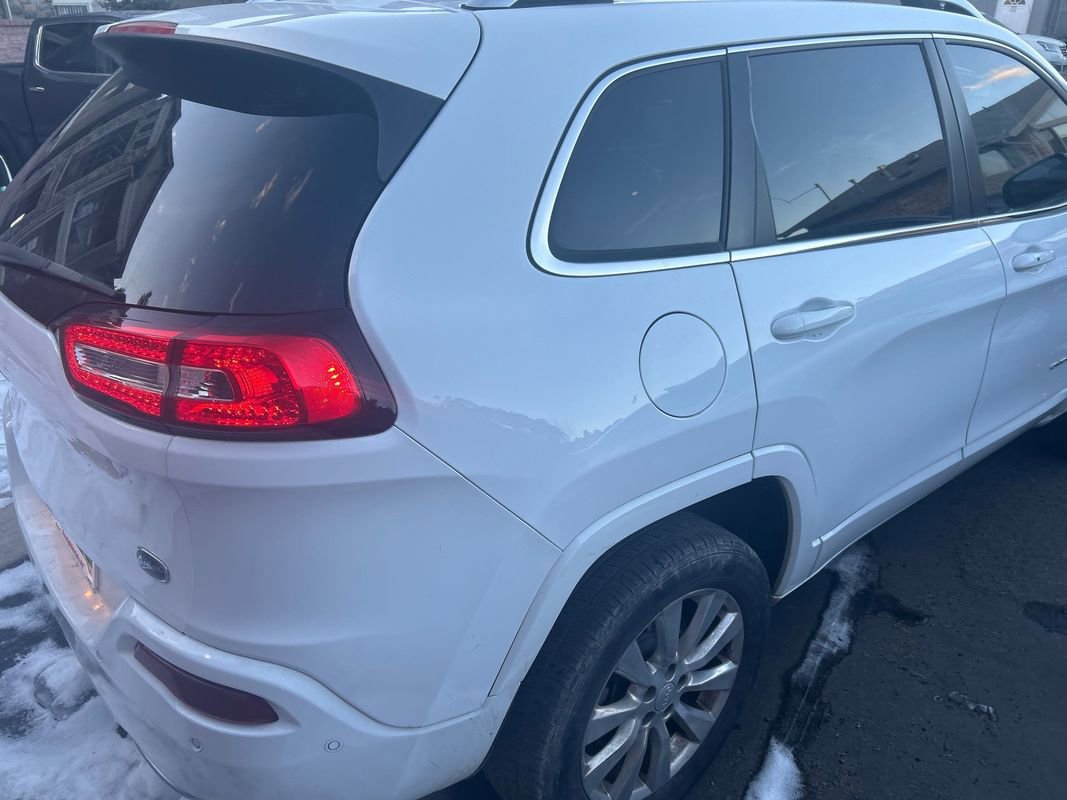 Used 2017 Jeep Cherokee Overland w/ Technology Group image 3