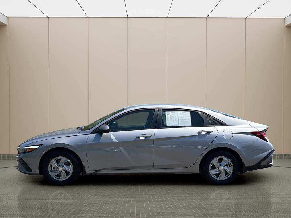 Used 2025 Hyundai Elantra SE FWD image 2
