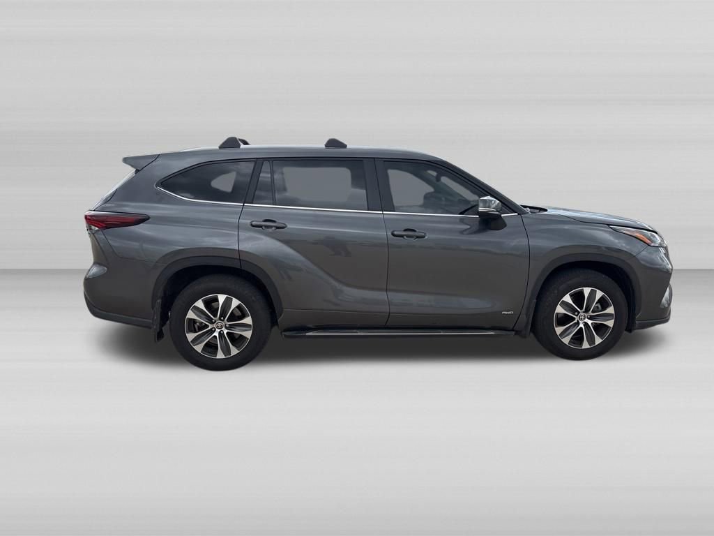 Used 2025 Toyota Highlander XLE AWD/4WD image 3