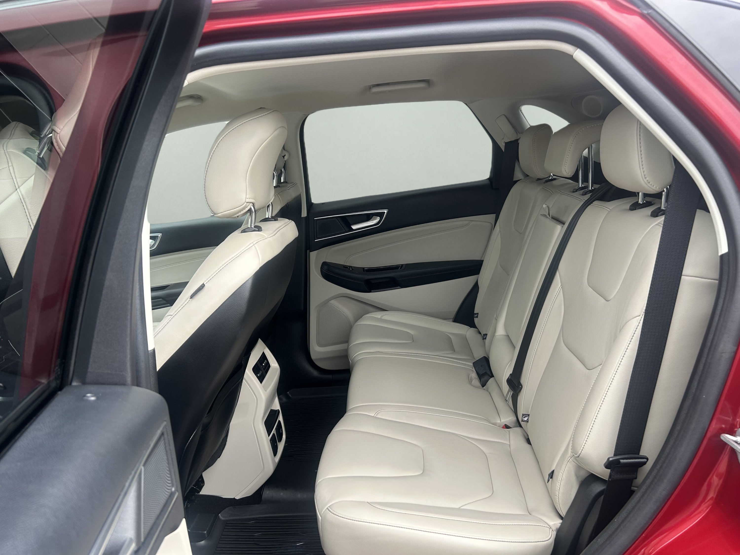 Used 2019 Ford Edge Titanium w/ Cold Weather Package AWD/4WD image 10