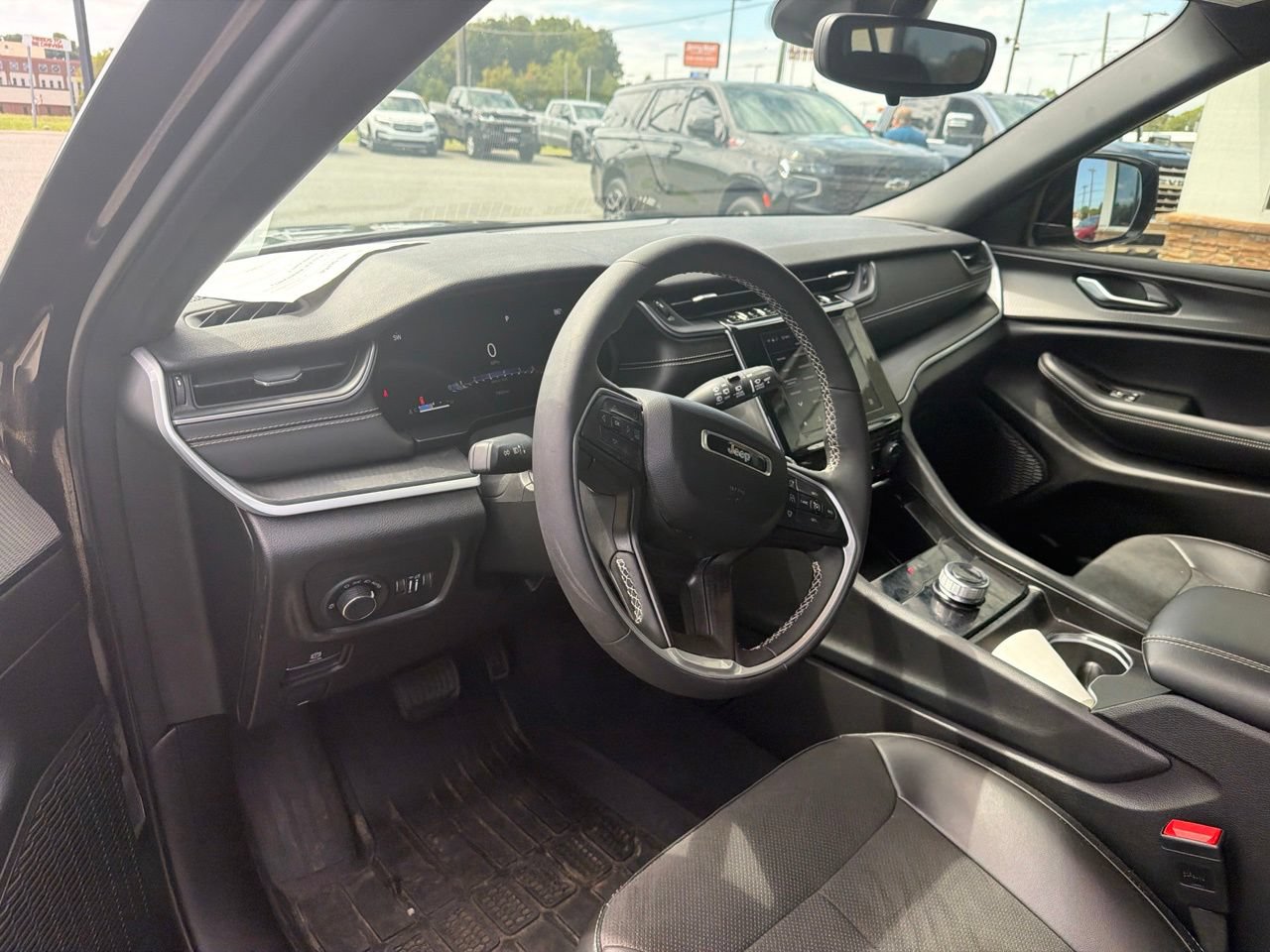 Used 2024 Jeep Grand Cherokee L Laredo AWD/4WD image 4
