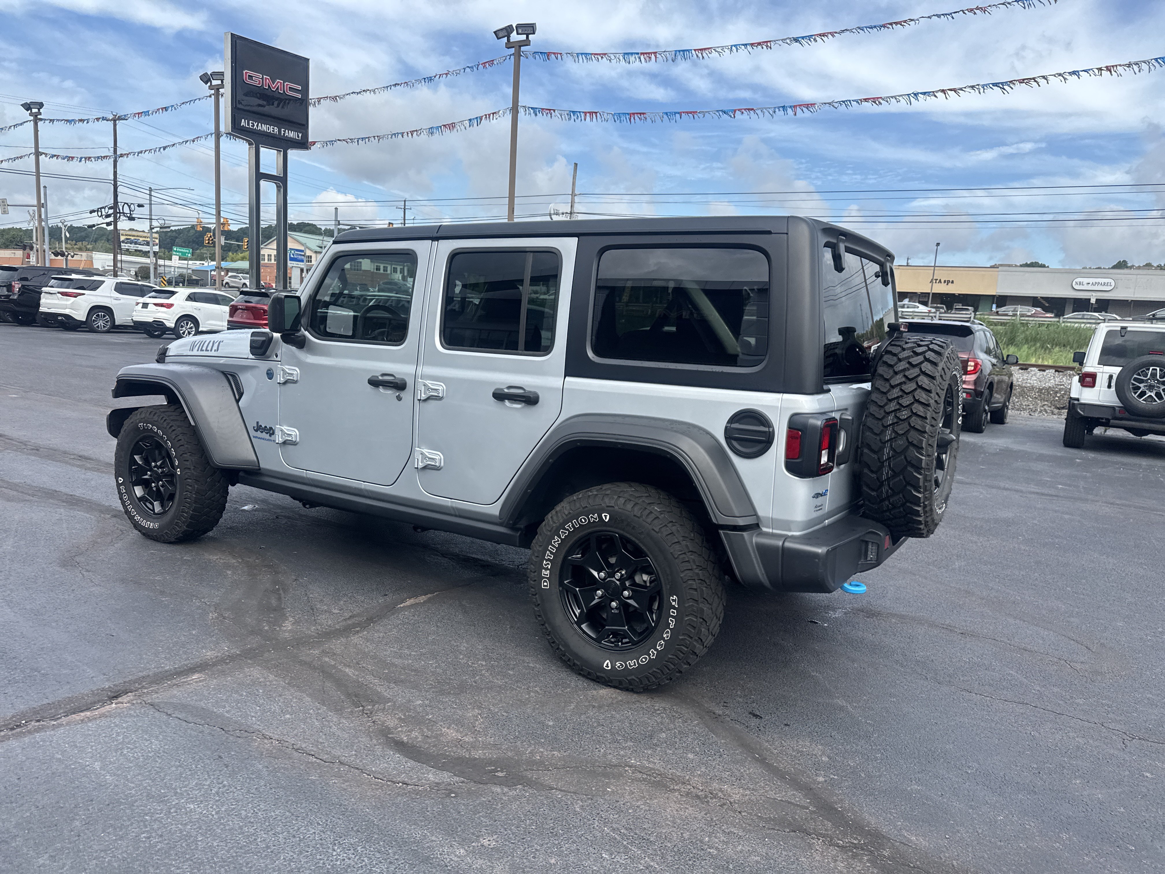 Used 2023 Jeep Wrangler Unlimited w/ Cold Weather Group AWD/4WD image 6