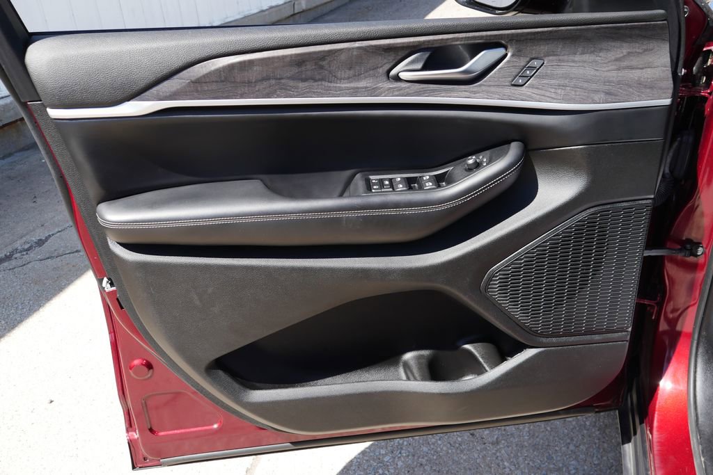 Used 2023 Jeep Grand Cherokee Limited image 30