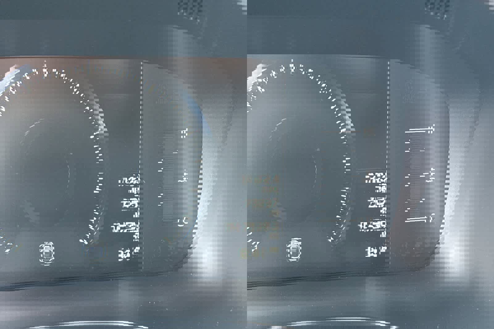 Used 2018 Volvo XC60 T5 Momentum w/ Convenience Package image 28