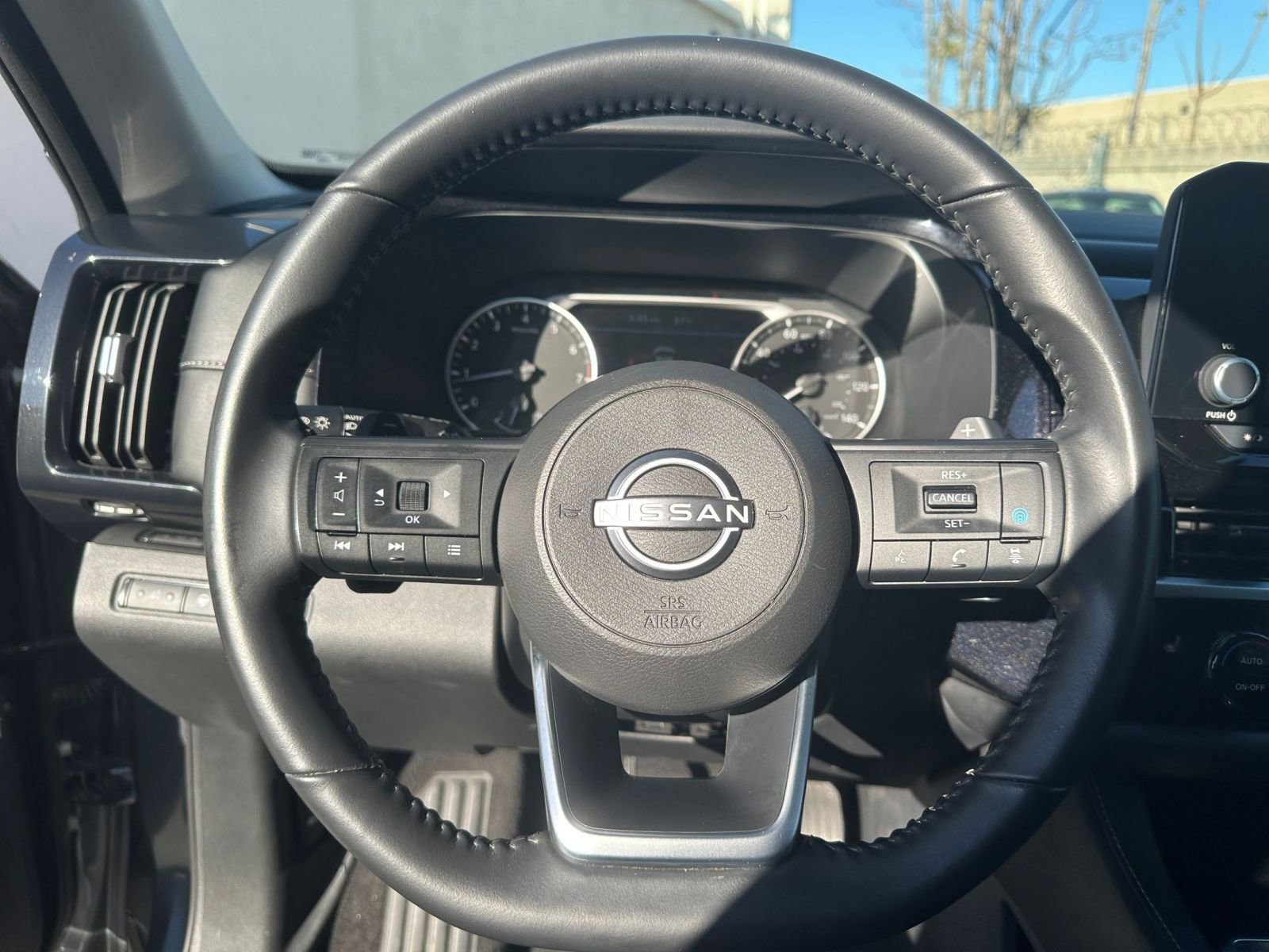 Used 2025 Nissan Pathfinder SV image 30