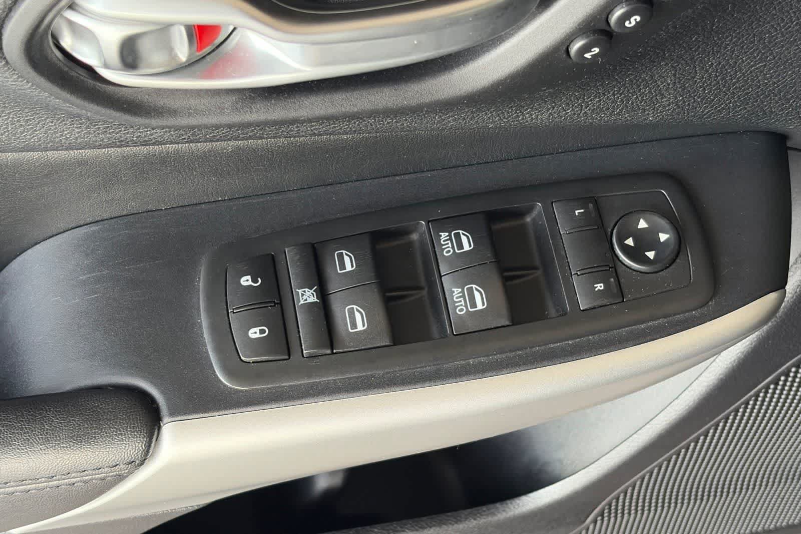 Used 2017 Jeep Cherokee Overland w/ Technology Group FWD image 13