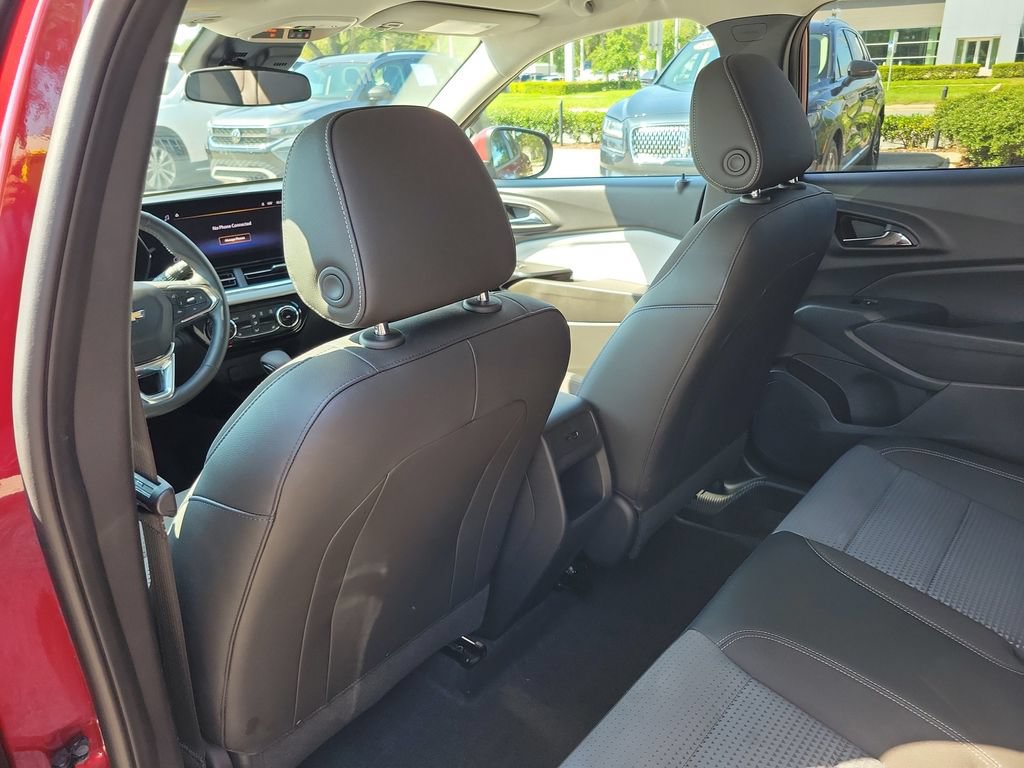 Used 2025 Chevrolet Trax LT w/ LT Convenience Package FWD image 22