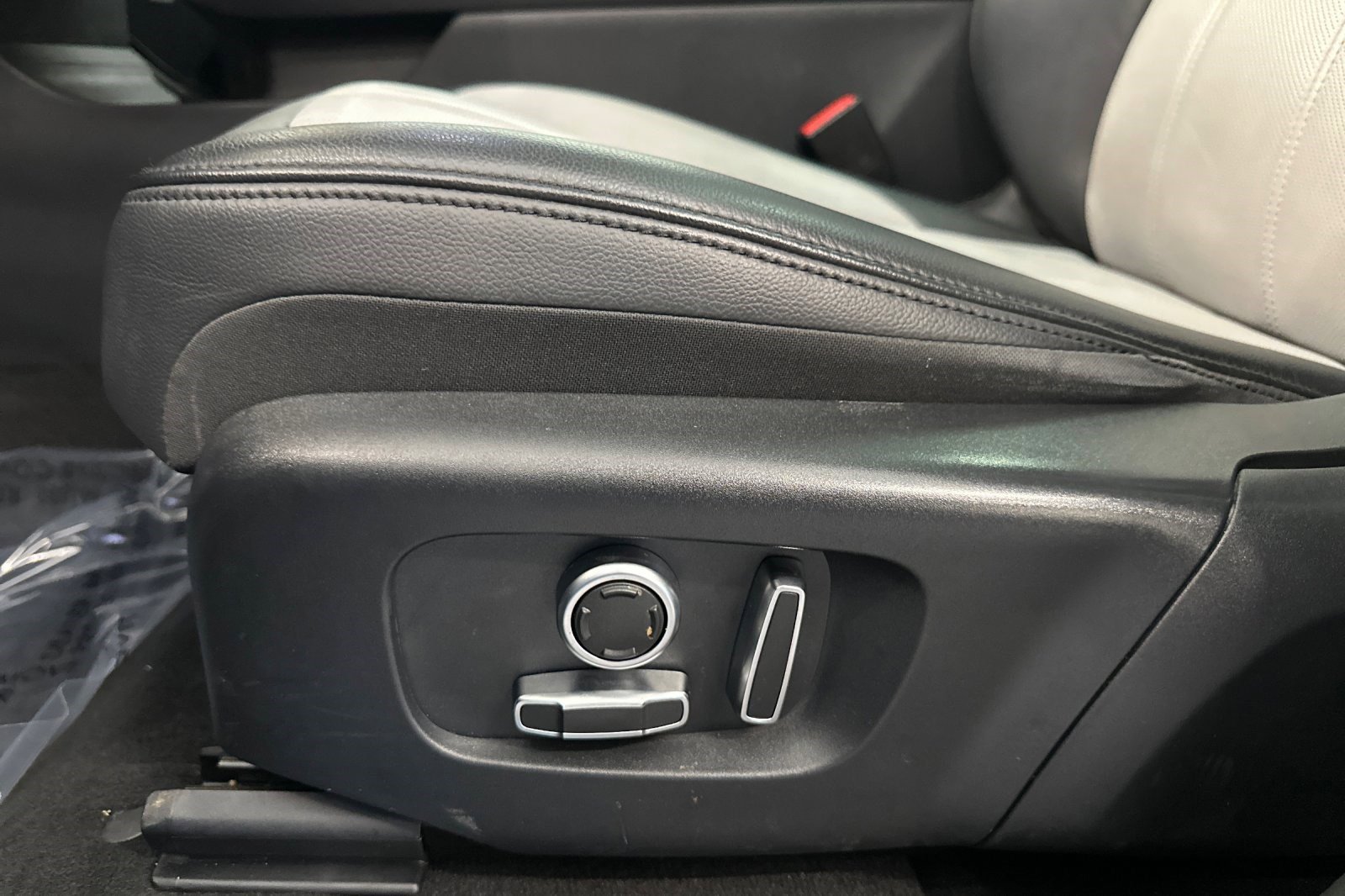 Used 2022 Land Rover Range Rover Evoque R-Dynamic S image 16