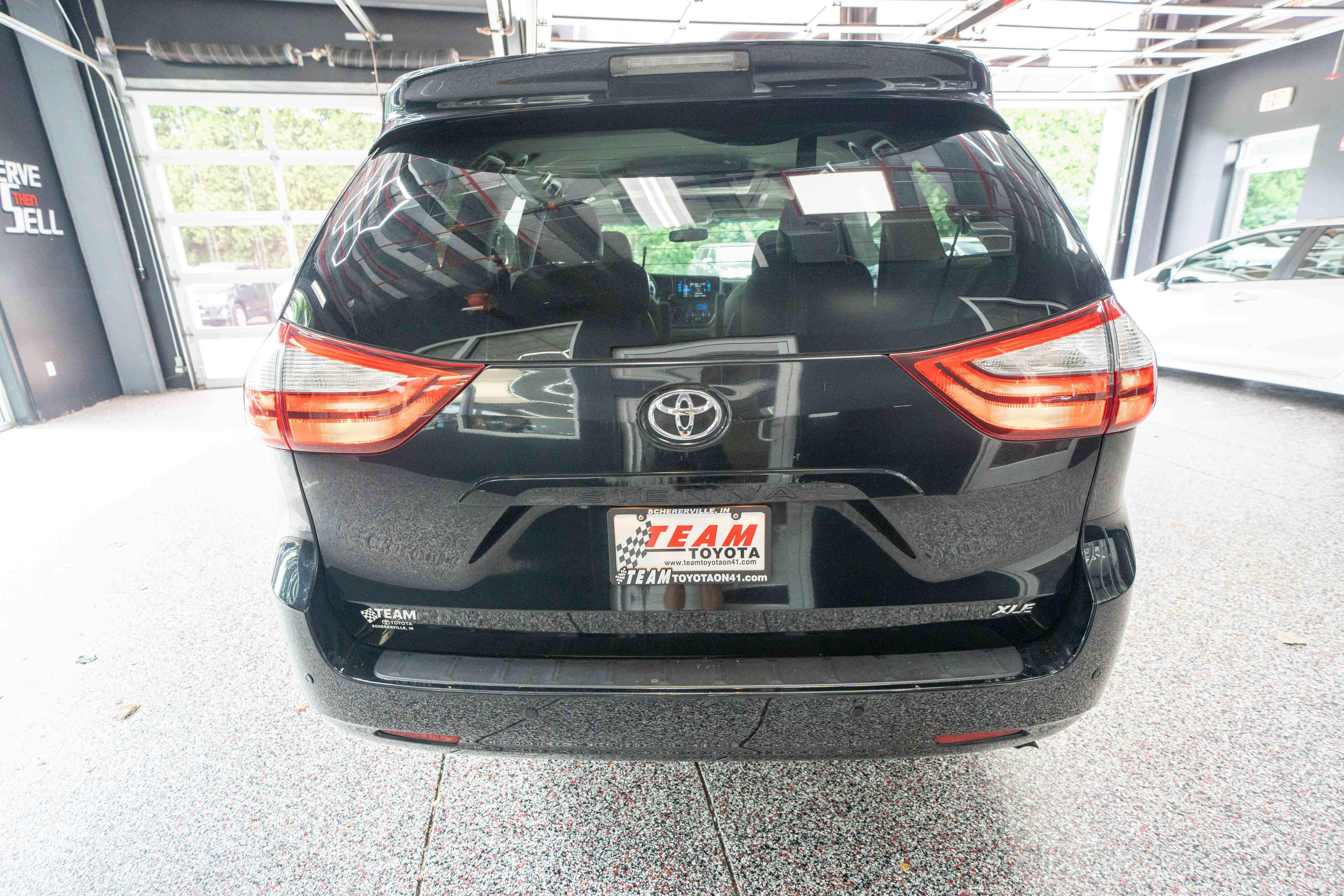 Used 2017 Toyota Sienna XLE Premium FWD image 3