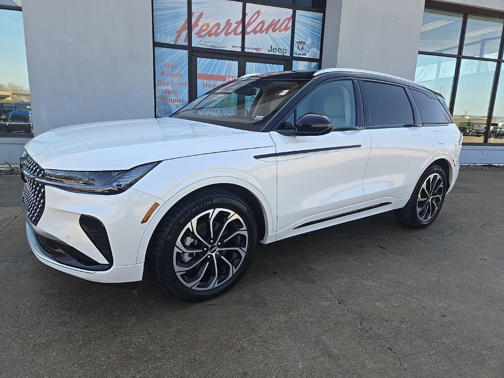 Used 2025 Lincoln Nautilus Reserve image 3