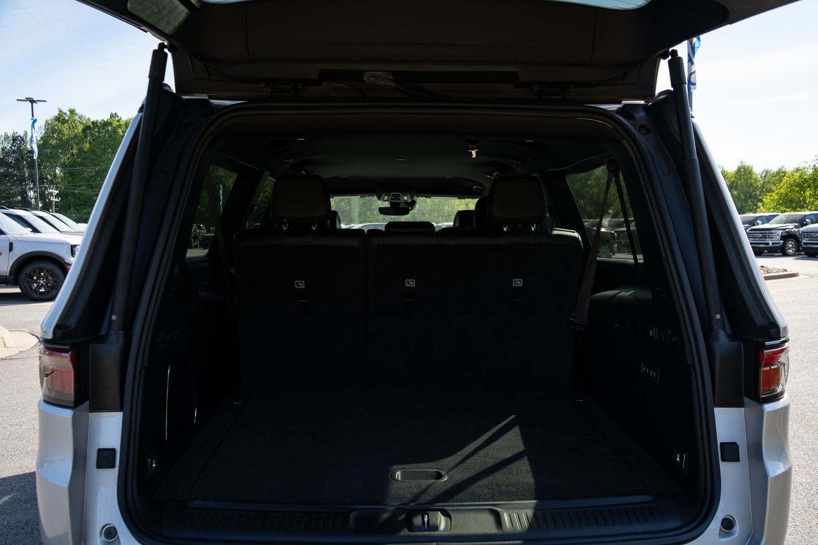 Used 2025 Jeep Wagoneer L Series II AWD/4WD image 9