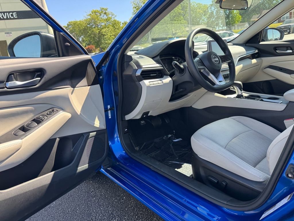Used 2025 Nissan Altima 2.5 SV FWD image 12