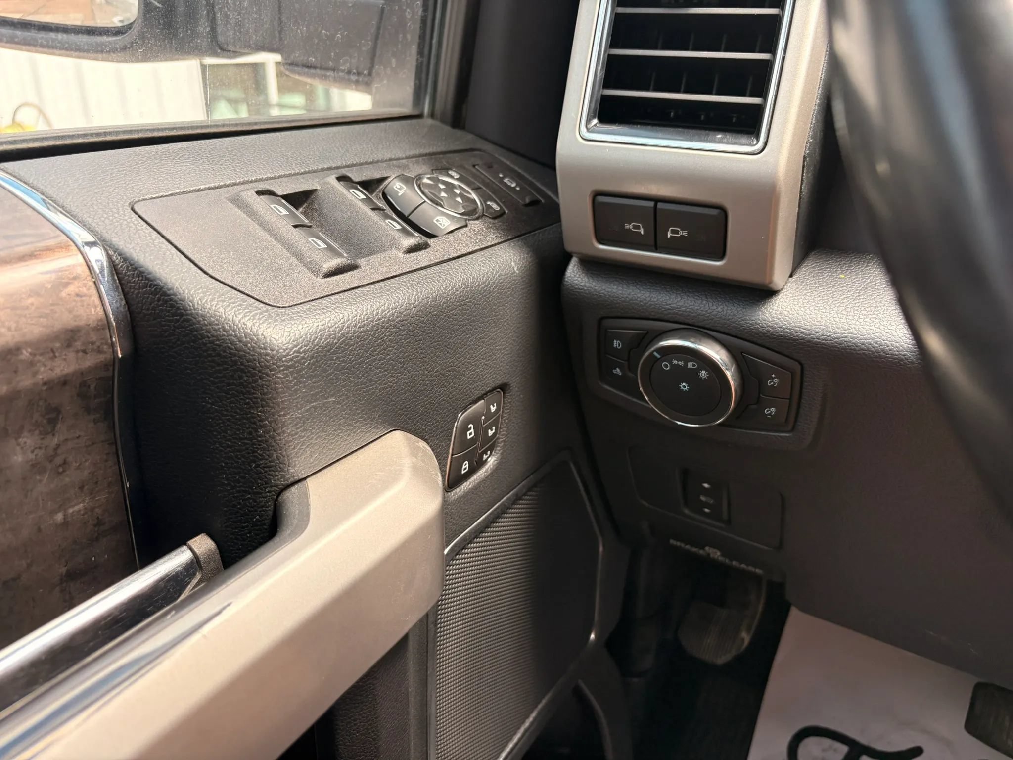 Used 2022 Ford F250 Lariat w/ Lariat Value Package AWD/4WD image 24