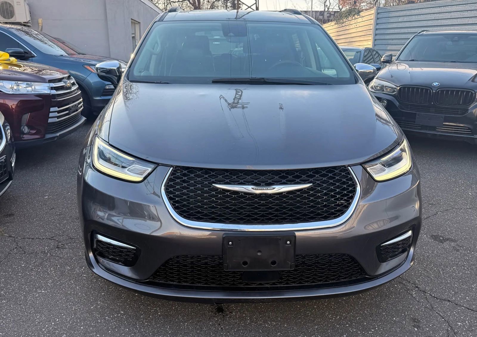 Used 2023 Chrysler Pacifica Limited image 2