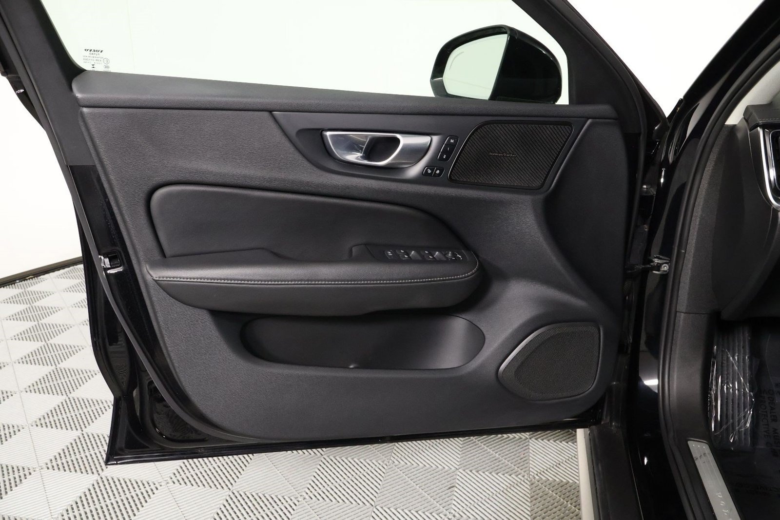 Certified 2024 Volvo V60 B5 Cross Country Ultimate w/ Protection Package Premier AWD/4WD image 17