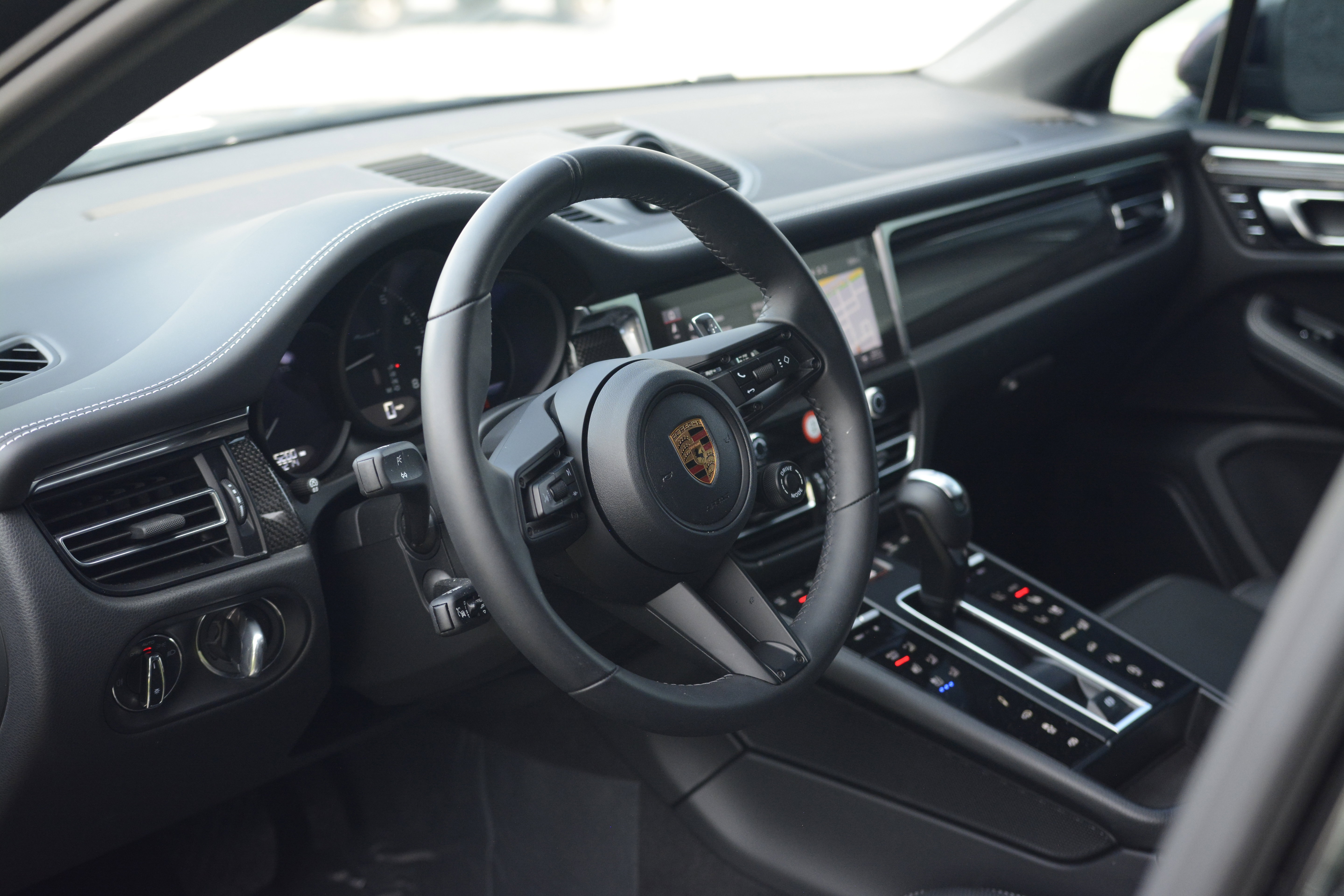 Certified 2026 Porsche Macan Turbo AWD/4WD image 4